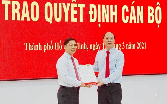 趙杜鴻福同志（左）從市委副書記阮胡海手中接過人事委任《決定》。（圖源：寶玉）