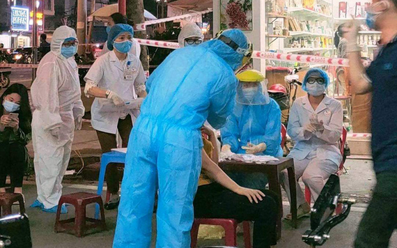 海防市疫情監控工作人員10日晚，從速開展對近期曾與該兩名患者接觸過及其居家附近人士進行採樣檢測工作。（圖源：進勝）