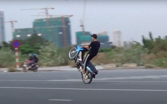 西貢河隧道上出現「飆車族」