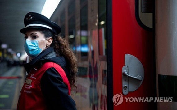 近日，意大利羅馬，為應對持續激增的新冠肺炎患者，意大利特別開通一輛鐵路醫療專列，用於在醫院人滿為患時轉運全國各地的新冠患者。（圖源：韓聯社）