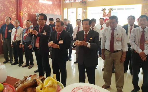 林松耀理事長與全體理監事拜祭祖先。