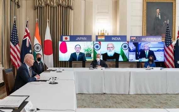 拜登（左）與菅義偉、莫迪及莫里森舉行視像會議。（圖源：POTUS）