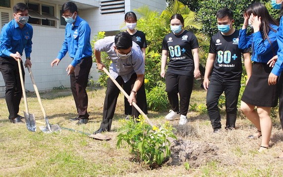 共青團員們響應2021年本市“地球1小時”行動，在守德少年村種植綠樹。（圖源：陳煌）