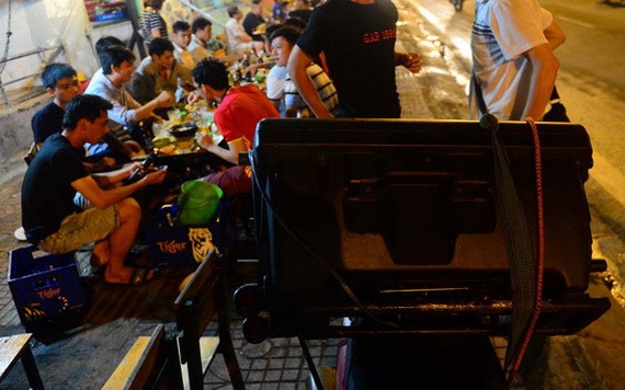 沿著范文同街的多家酒館常見提供大功率揚聲器讓客人唱卡拉OK。