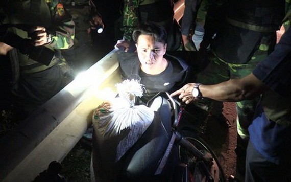 警方現場人贓並獲陳文盛及毒品物證。（圖源：警方提供）