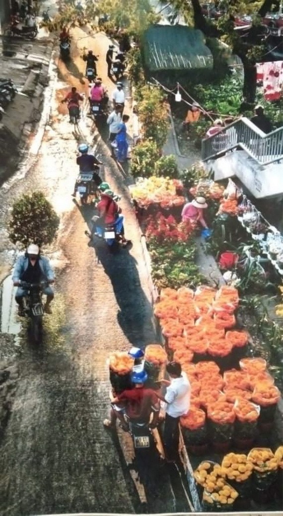 周經春作品《第八郡春花市》。