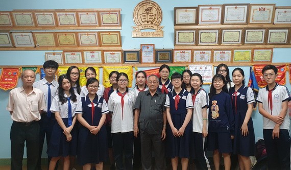 文朗學校老師與考生合照。