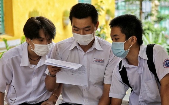 考生在考場外交換意見。（示意圖源：瓊陳）