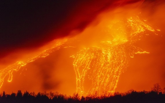 埃特納火山噴發，岩漿順著山谷流淌。（圖源：互聯網）