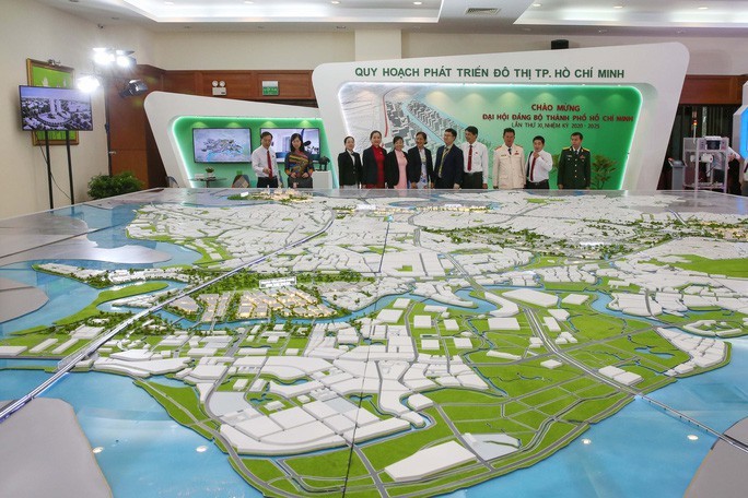 本市東面高度互動城市規劃沙盤模型。