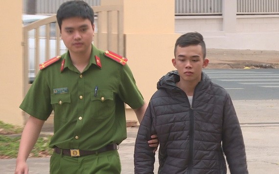 涉嫌“非法禁錮他人”行徑的阮進成達（右）被捉獲。（圖源：高原）