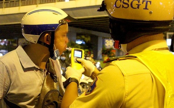 交警測試駕駛者酒精濃度。（圖源：黎叉）