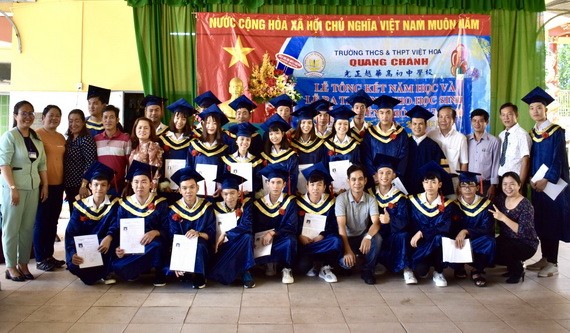 隆慶光正學校高中畢業生與師長、董事們留影。