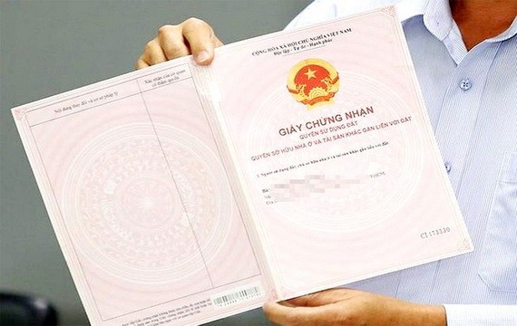 買房地產時須檢查相關證件。