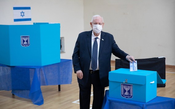 3月23日，以色列總統里夫林在耶路撒冷的一個投票站參加投票。（圖源：新華社）