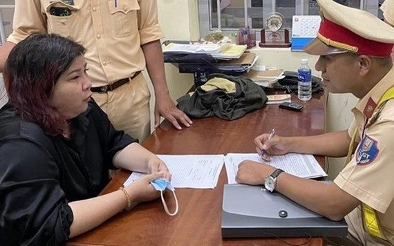 阮黎黃芳（左）在公安派出所向調查員供述其犯罪過程。（圖源：T.A）