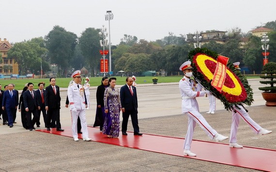 黨政領導晉謁胡志明主席陵。（圖源：越通社）