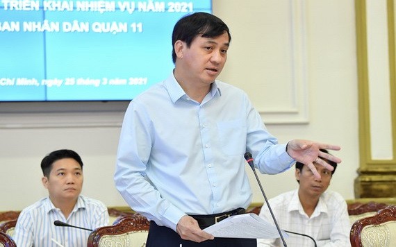 市人委會副主席黎和平（中）在會議上發言。（圖源：越勇）