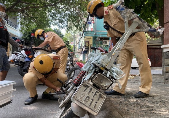 舊邑郡公安所屬交通與秩序警察隊正在檢查、處理殘舊摩托車。