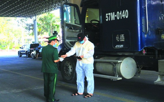 在沐牌口岸檢查集裝箱司機。