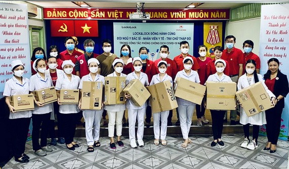 多家醫院與市紅十字會代表接受 Lock & Lock公司贈送的禮物。