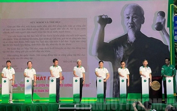 各部委與本市領導啟動全民傚法胡伯伯鍛鍊身體運動儀式。（圖源：市黨部新聞網）