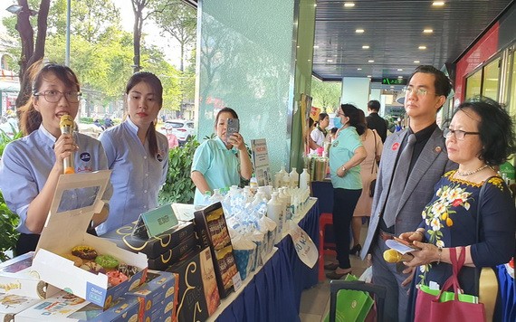 亞洲餅家展位代表向來賓介紹產品。