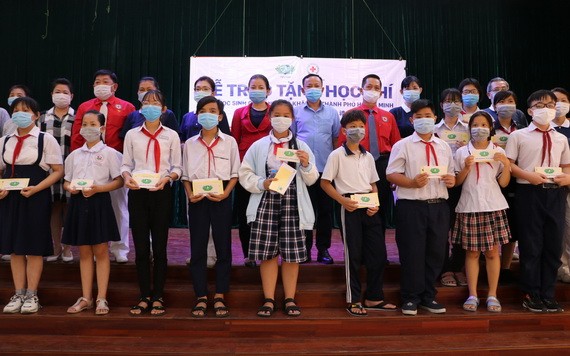 領取助學金後的初中生同市紅十字會、第八郡領導、慈濟慈善會志工合影。