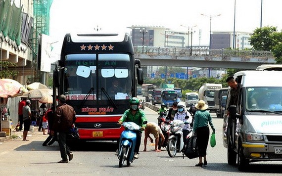在仙泉區域，客車仍在路上停車接客及運貨。
