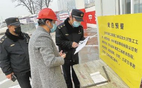 石景山區八角街道綜合行政執法隊對轄區工地開展執法檢查，重點檢查道路硬化、土方苫蓋等防塵措施，防止施工揚塵破壞大氣環境。（圖源：北京日報）