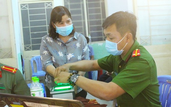 平新郡公安調動力量配合每天由上午六時直落晚上十二時在各坊為人民簽發芯片公民身份證。