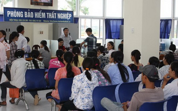 眾多失業者在社會保險機關辦理失業金領取手續。（圖源：G. Nam）