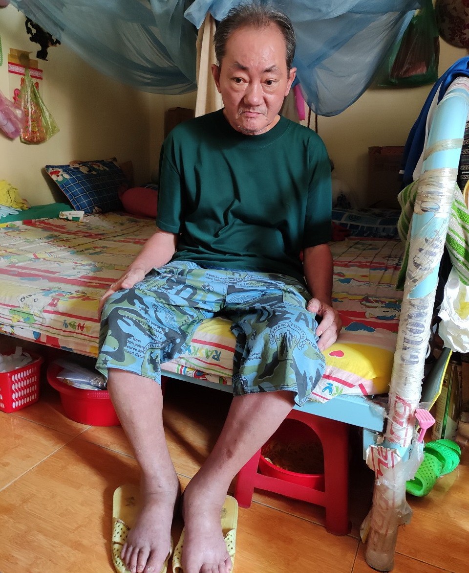 張朝傑雙眼視力模糊，雙腳浮腫，行動不便。