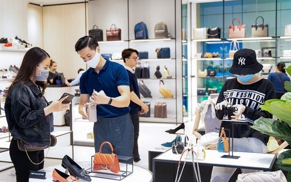 遊客在本市一個商業中心購物。