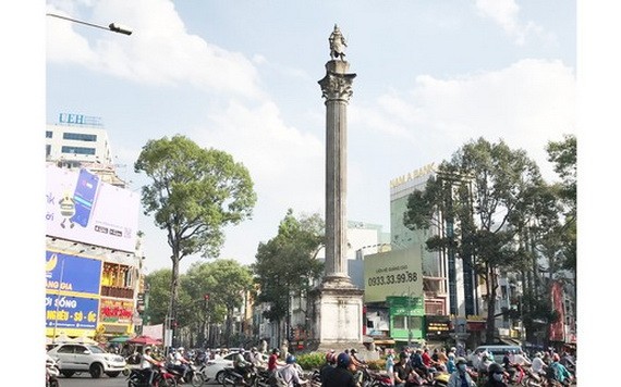 第五郡的安陽王塑像台已損壞，出現許多裂痕。