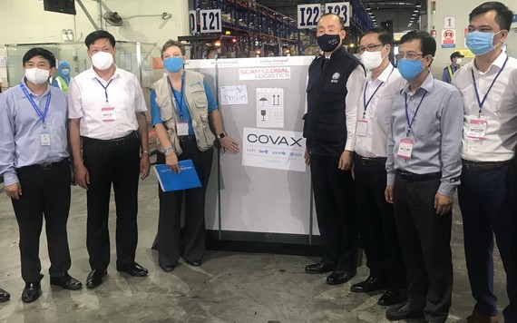 衛生部副部長杜春宣與聯合國兒童基金會駐越南首席代表花楠及世衛組織(WHO)駐越首席代表朴啟東，一起前往內牌國際機場迎接首批疫苗。（圖源：泰平）