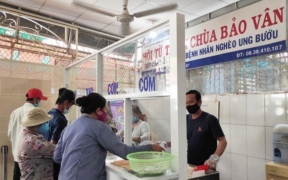 寶雲寺慈善素食廚房免費提供素食飯菜。