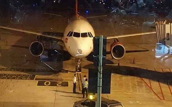 Embraer 195式飛機停留在內牌機場上進行相關檢查和修理。（圖源：VNN）