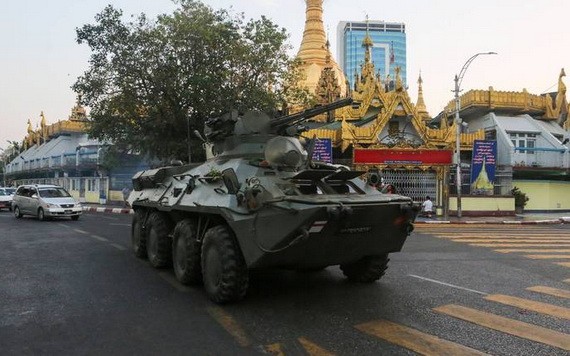 一輛裝甲車行駛在仰光街頭上。（圖源：路透社）