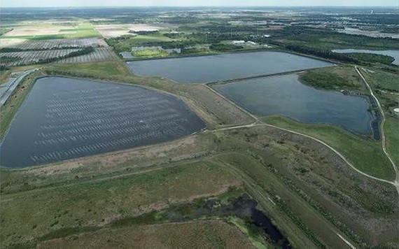 美國佛羅里達州的廢水池牆壁出現裂縫，放射性物質廢水恐外洩。（圖源：路透社）
