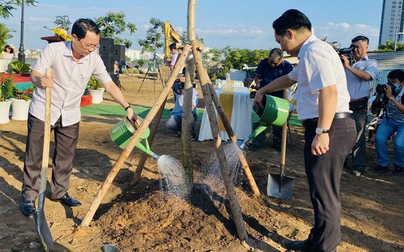 守德市領導參加植樹活動。（圖源：仕興）