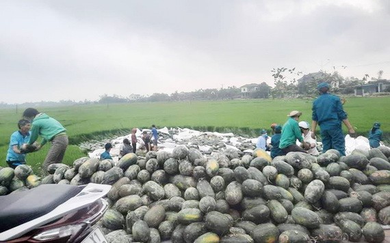 貨車側翻　民眾援助暖人心