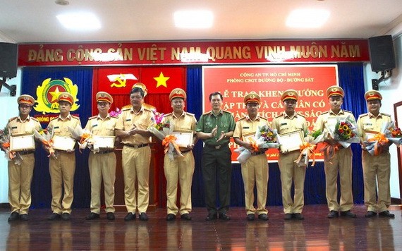 市公安廳領導向先進模範交警頒發獎狀。（圖源：黎叉）