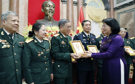國家副主席鄧氏玉盛向代表團贈送紀念品。（圖源：越通社）