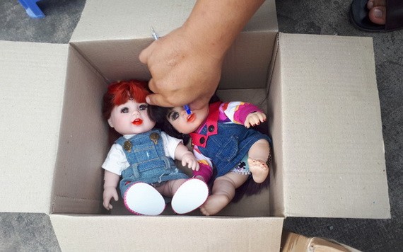 被查扣的疑似古曼童娃娃。（圖源：警方提供）