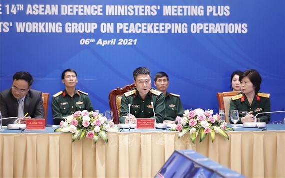 越南維和專家小組長莫德仲大校（中）在會議上發言。（圖源：越通社）