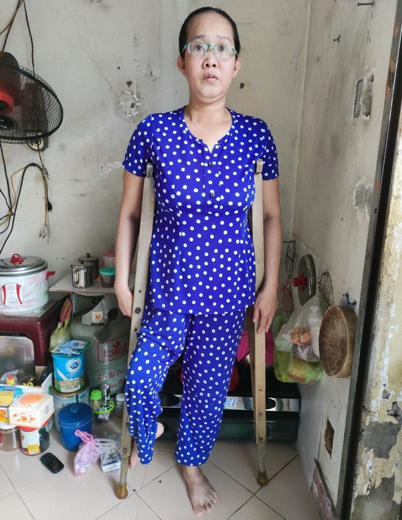 曾玉蘭每天都拄著拐杖兜售彩票。