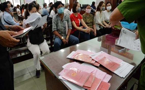 居民在市公安廳所屬社會秩序行政管理警察科辦理芯片公民身份證。