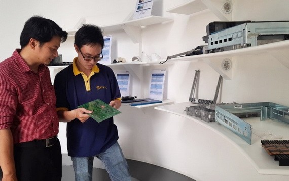 半導體微芯片在市高科技園區高新科技產品陳列室展出。（圖源：高新）