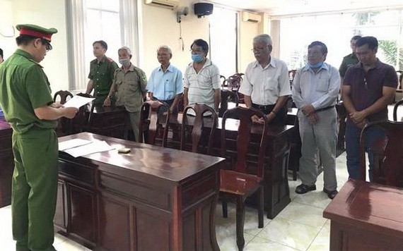 執法警員向6名涉案嫌犯宣讀逮捕令。（圖源：VTC）